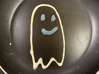 1. Design the contours your Halloween crepe